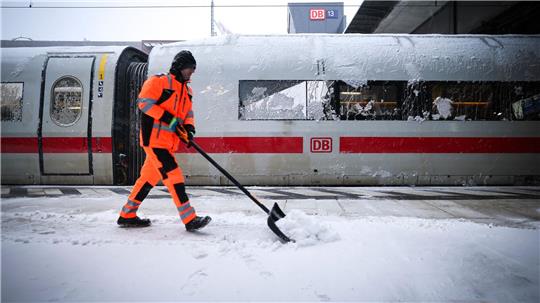 Die Deutsche Bahn will am Samstag den Fernverkehr in Norddeutschland wieder aufnehmen. 