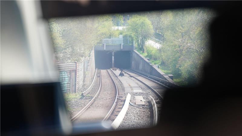 Die Deutsche Bahn will im Harburger S-Bahntunnel unter anderem die Signaltechnik erneuern.