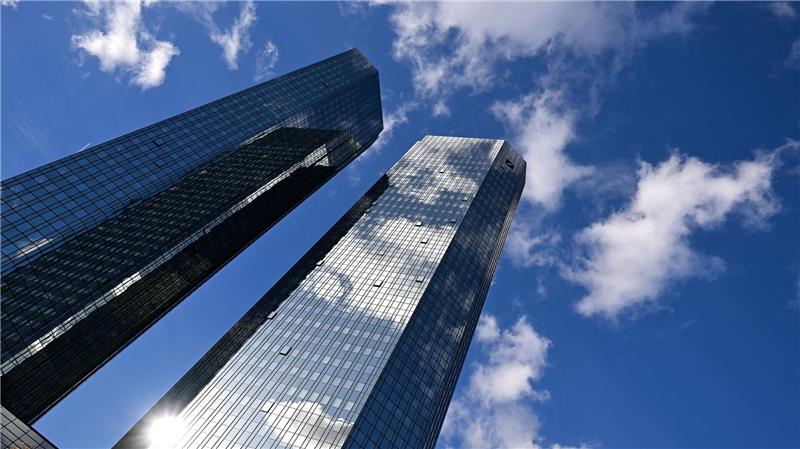 Die Deutsche Bank treibt die Digitalisierung ihres Privatkundengeschäfts voran. (Archivbild)