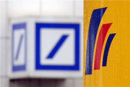 Die Deutsche Bank übernimmt die Daten von Postbank-Kunden. Dabei kommt es zu Problemen. Foto: dpa