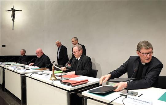 Die Deutsche Bischofskonferenz sucht bei ihrer Frühjahrskonferenz in Augsburg einen Weg mit dem Gegenwind aus Rom umzugehen.
