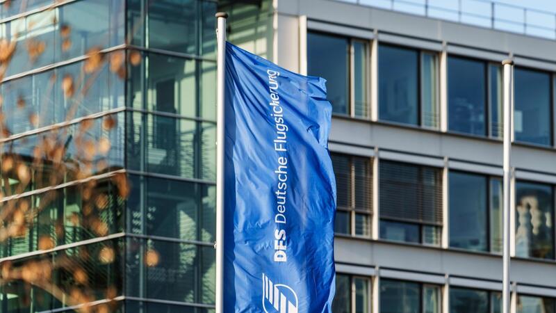 Wechselhaftes Wetter macht dem Luftverkehr zu schaffen Die Deutsche Flugsicherung GmbH (DFS) mit Sitz im hessischen Langen ist für die Flugverkehrskontrolle in Deutschland zuständig.