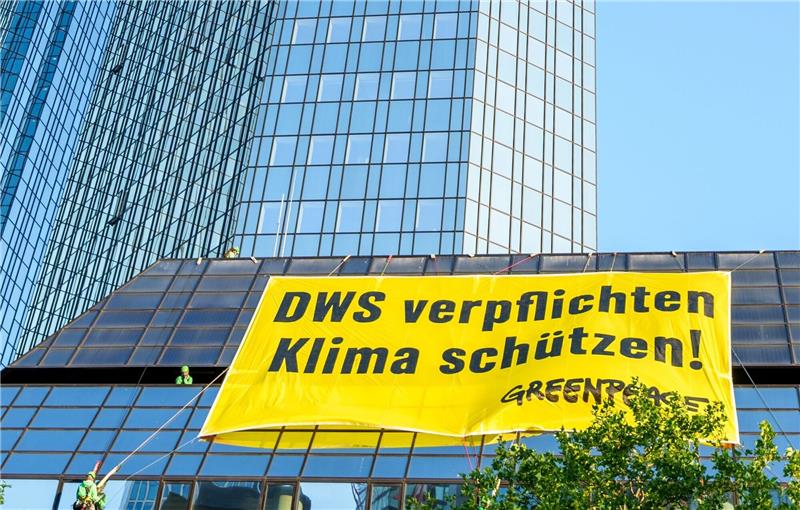 Greenpeace-Protest gegen Deutsche-Bank-Tochter DWS Die Deutsche Gesellschaft für Wertpapiersparen (DWS) ist verantwortlich für den Geschäftsbereich Asset Management der Deutschen Bank.