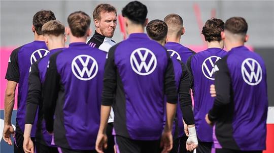 Die Deutsche Nationalmannschaft im Trainingslager - Nationaltrainer Julian Nagelsmann (M) schaut offenbar noch skeptisch auf die große Aufgabe.