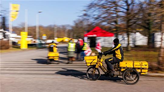 Die Deutsche Post will nach Warnstreiks liegengebliebene Sendungen rasch nachliefern. (Archivbild) 