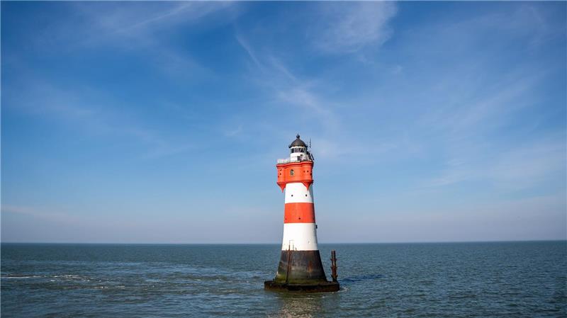 Die Deutsche Stiftung Denkmalschutz sucht für den maroden Leuchtturm „Roter Sand“ einen neuen Standort am Festland. (Archivbild)