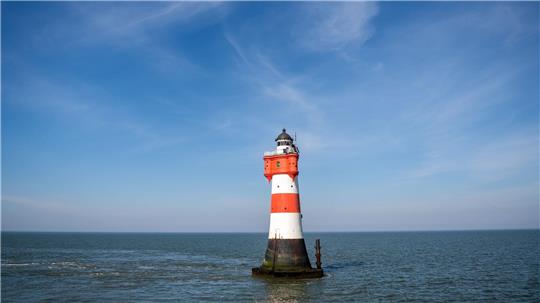 Die Deutsche Stiftung Denkmalschutz sucht für den maroden Leuchtturm „Roter Sand“ einen neuen Standort am Festland. (Archivbild)