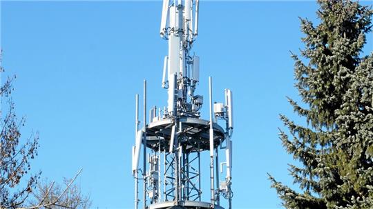 Die Deutsche Telekom und andere Telekommunikationsunternehmen betreiben zahlreiche solcher Masten mit Mobilfunkantennen.