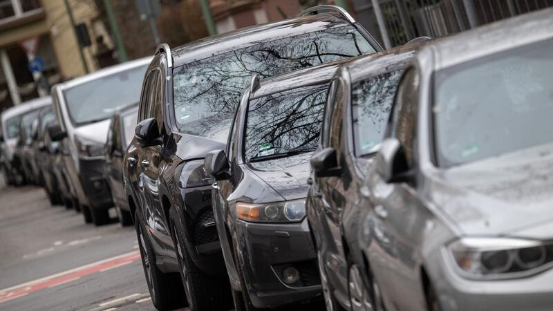 Umwelthilfe beantragt höhere Parkgebühren für große SUV Die Deutsche Umwelthilfe hat in 150 deutschen Städten höhere Parkgebühren und Parkbeschränkungen für SUV-Fahrzeuge beantragt.