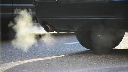 Die Deutsche Umwelthilfe wollte, dass BMW und Mercedes-Benz untersagt wird, in Zukunft Neuwagen mit klimaschädlichen Verbrennungsmotoren zu verkaufen. (Symbolbild)