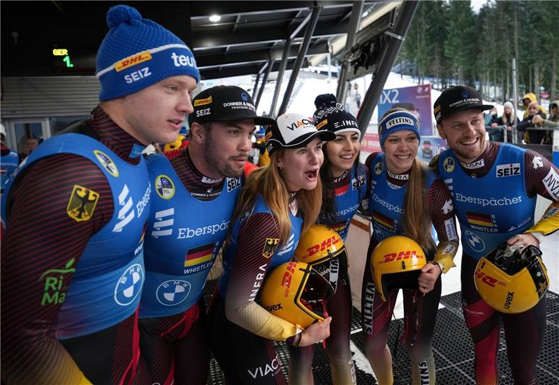 Die Deutschen Rennrodler Max Langenhan (-r), Tobias Wendl, Julia Taubitz, Jessica Degenhardt, Cheyenne Rosenthal und Tobias Arlt feiern nach dem Sieg in der Teamstaffel.