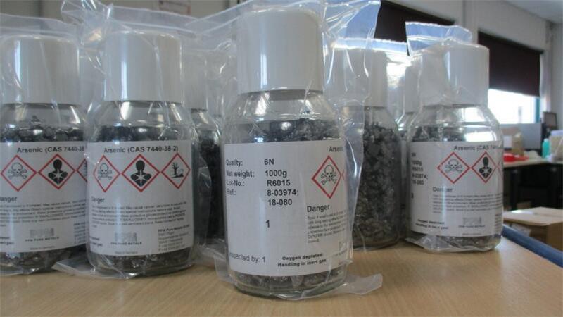 Die Diebe, die in der Nacht zum Dienstag in die Arsenfabrik Osterwieck eindrangen, stahlen nicht nur zwei Liter Arsentrichlorid, sondern auch drei Liter hochreines Arsengranulat. Foto: Polizei