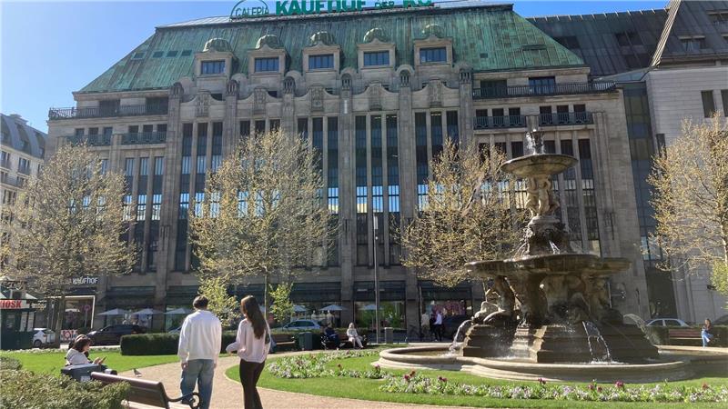 Die Diebe sind über die U-Bahn in das Galeria-Warenhaus an der Flaniermeile „Kö“ eingestiegen. 