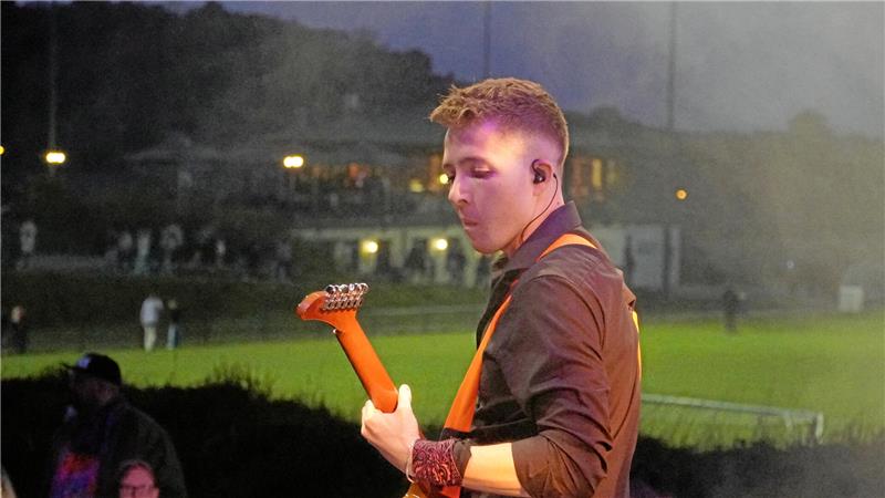Die Dippers um Frontmann Luca Weber (hier beim Auftritt Walpurgis 2024) werden am Mittwoch Live-Musik machen.