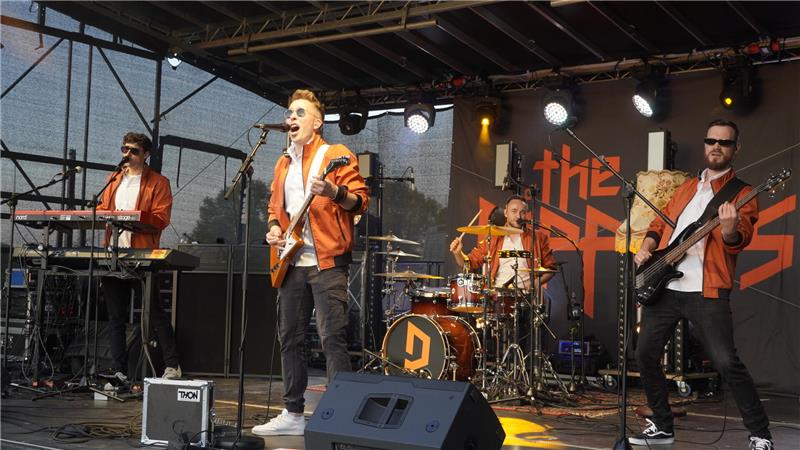 So fröhlich begrüßen die Bad Harzburger den Wonnemonat Mai Die Dippers um Frontmann Luca Weber steuern die Live-Musik im Sportpark bei.