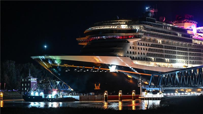 Neues Meyer-Kreuzfahrtschiff auf dem Weg Richtung Nordsee Die „Disney Destiny“ verfügt über rund 1.250 Kabinen für etwa 4.000 Passagiere.