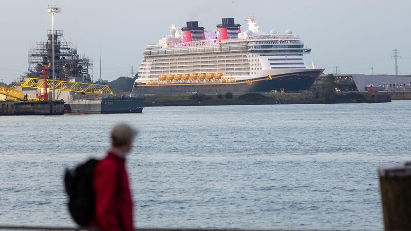 Die „Disney Dream“ läuft den Hamburger Hafen erstmals anlässlich einer Reise an.