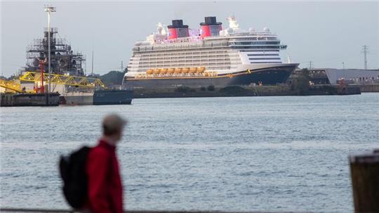 Die „Disney Dream“ läuft den Hamburger Hafen erstmals anlässlich einer Reise an.