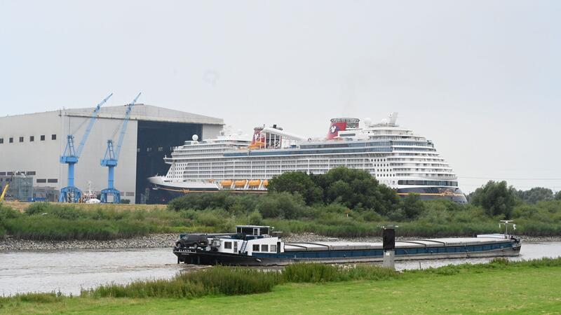 Die „Disney Treasure“ verlässt das Baudock der Papenburger Meyer Werft.