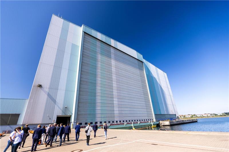 Kauft Disney-Reederei das Kreuzfahrtschiff „Global One”? Die Dockhalle mit dem geschlossenen riesigen Rolltor. Dahinter liegt die «Global One».
