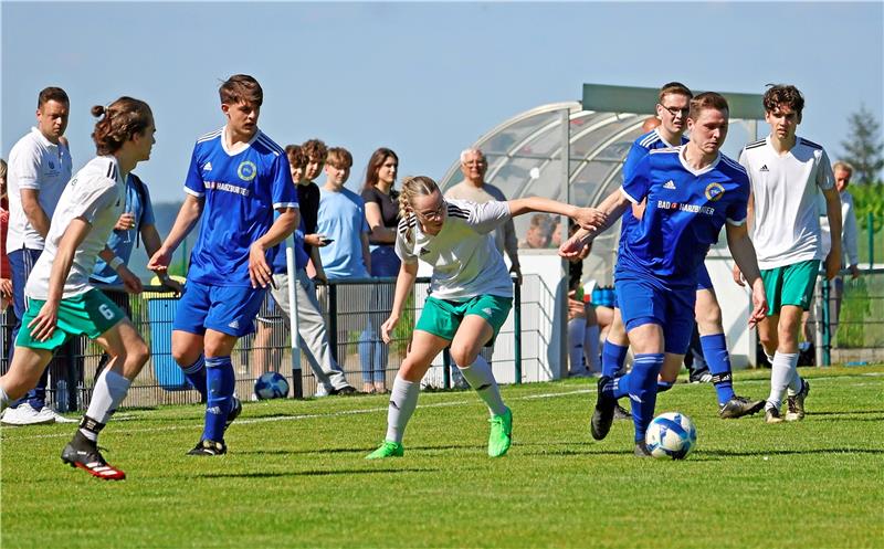 Zweite der TSG Bad Harzburg ist kaum noch zu stoppen Die Dörntenerin Leni Elsenbruch versucht, TSG-Spieler Nils Lüttge festzuhalten. Die Bad Harzburger lassen sich aber nicht stoppen und gewinnen 7:1. Foto: Epping