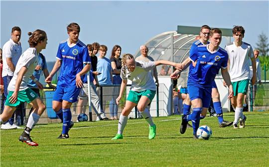 Die Dörntenerin Leni Elsenbruch versucht, TSG-Spieler Nils Lüttge festzuhalten. Die Bad Harzburger lassen sich aber nicht stoppen und gewinnen 7:1.  Foto: Epping