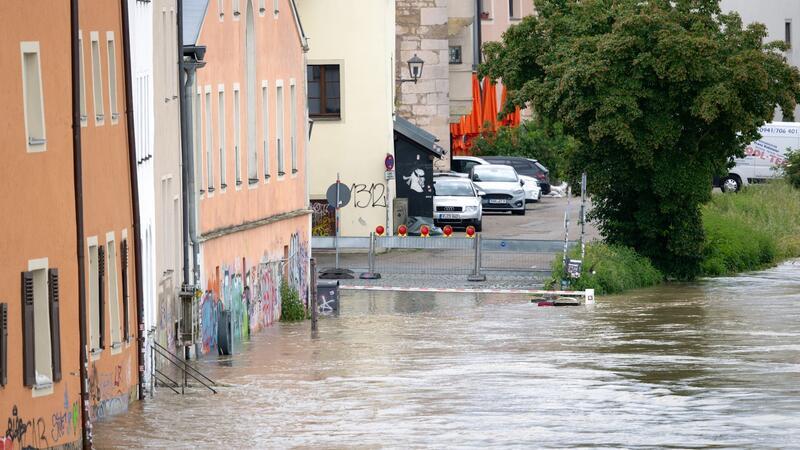 Bange Stunden an der Donau - Weitere Tote in Bayern entdeckt Die Donau fließt in der Altstadt von Regensburg an den Häusern entlang.