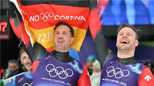 Die Doppelsitzer Tobias Wendl (l) und Tobias Arlt jubeln im Doppelsitzer über ihren dritten Platz.