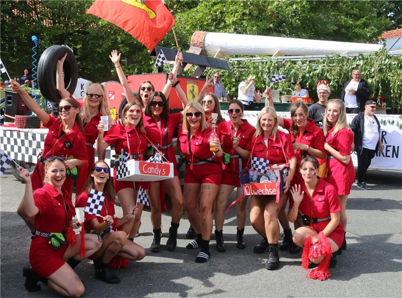 Die Dorfperlen geben ordentlich Gas und holen sich mit ihrem Ferrari den 1. Preis. Foto: Leifeld