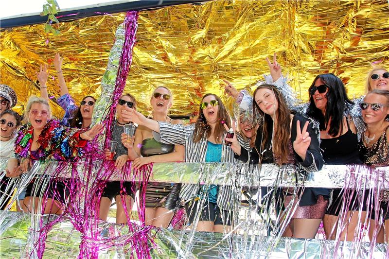 Die Dorfperlen verkünden beim Umzug zum 55. Othfresener Dorffest: „Mund abputzen, weiter geht’s. Wer mit uns feiert, der versteht’s.“  Fotos: Leifeld