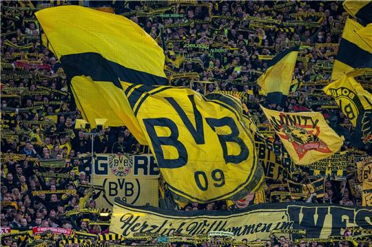 Die Dortmunder Fans feiern auf der Südtribüne.