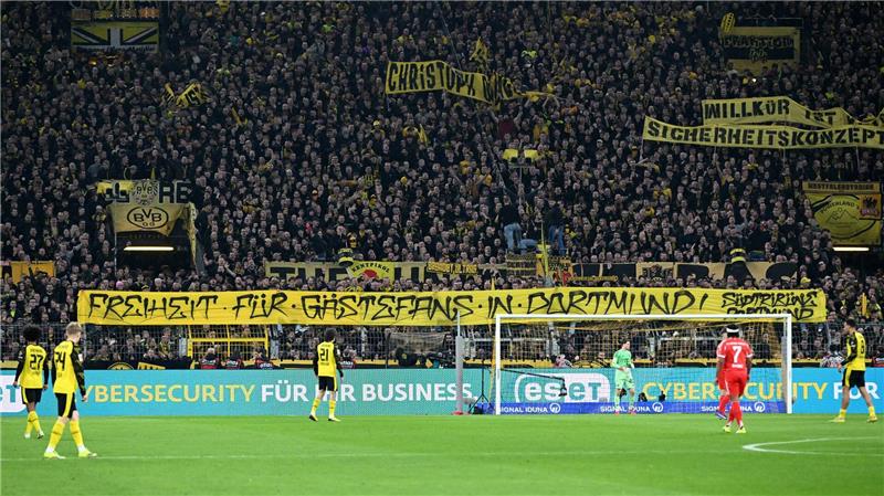 Münchner Fanprojekt kritisiert Polizei Dortmund harsch Die Dortmunder Fans solidarisierten sich mit den Bayern-Anhängern. Die Polizei gibt ein Update zu den Ermittlungen.