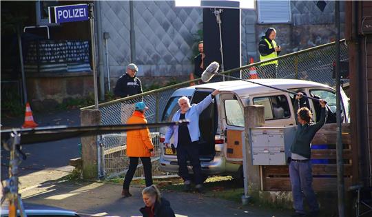 Die Dreharbeiten für den neuesten Teil der Krimi-Reihe „Harter Brocken“ laufen an: Hauptdarsteller Dorfsheriff Frank Koops (Mitte) steht am ersten Tag im Mittelpunkt.