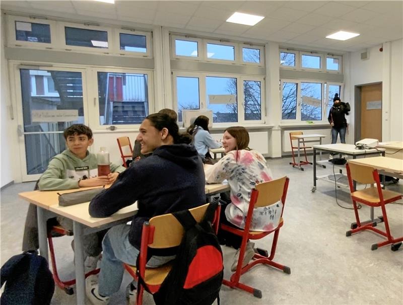 Die Dreharbeiten zu dem Kurzfilm finden in der Haupt- und Realschule statt. Insgesamt 17 Schüler sind vor und hinter der Kamera beteiligt.  Filmstill: Privat