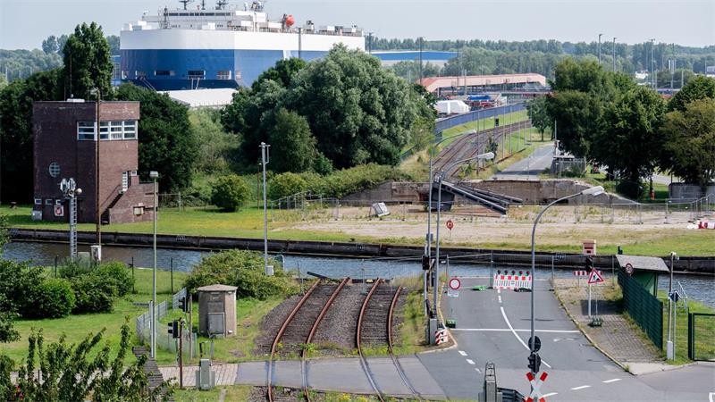 Die Drehbrücke am Kaiserhafen soll erneuert werden. (Archivfoto)