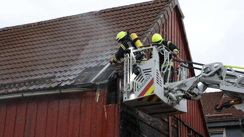 Feuer aus: Brand am Clausthaler Kronenplatz ist gelöscht Die Drehleiter ist mit im Einsatz.