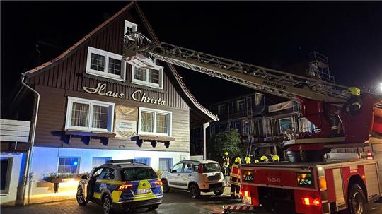 Die Drehleiter steuern die Einsatzkräfte zunächst ins Dachgeschoss des Mitarbeiterhauses.