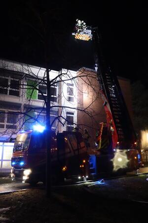 Liebenburg: Feuer fordert 70 Einsatzkräfte und 400.000 Euro Schaden Drehleiter vor Haus.