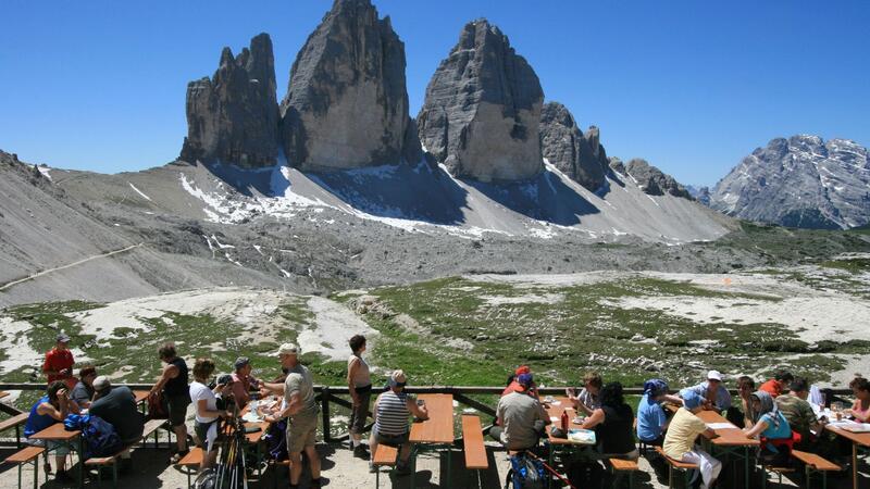 Die Drei-Zinnen-Hütte ist eine bewirtschaftete Berghütte mit atemberaubender Aussicht.