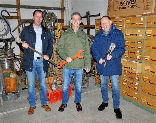 Die Drei vom Rammelsberger Zentralmagazin (v.l.): Pressesprecher Dr. Martin Wetzel, der künftige Welterbe-Chef Dr. Johannes Großewinkelmann und sein zum Ende des Monats ausscheidender Vorgänger Gerhard Lenz packen beim schweren Gerät zu, das ebenso wie unzählige andere Geräte in der Vorratshaltung des Bergwerks tagtäglich verfügbar war. Morgen gibt es die erste Sonderführung an diesen Ort. Foto: Heine