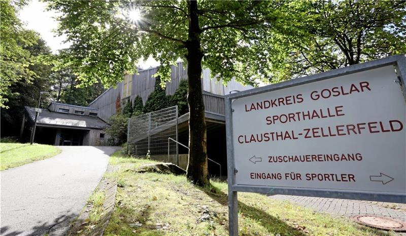 Die Dreifach-Sporthalle in Clausthal-Zellerfeld gehört dem Landkreis und soll in den kommenden Jahren energetisch saniert werden. Das wird vom Bund bezuschusst, wenn der Landkreis seinerseits eine Finanzierungszusage gibt. Archivfoto: Neuendorf