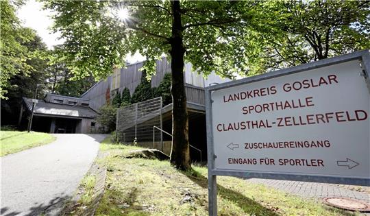 Die Dreifach-Sporthalle in Clausthal-Zellerfeld gehört dem Landkreis und soll in den kommenden Jahren energetisch saniert werden. Das wird vom Bund bezuschusst, wenn der Landkreis seinerseits eine Finanzierungszusage gibt. Archivfoto: Neuendorf