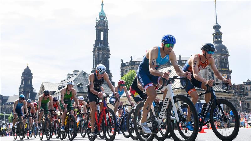 Die Dresdener Altstadt bietet die Kulisse beim Triathlon der Männer im Rahmen der Finals 2025. 