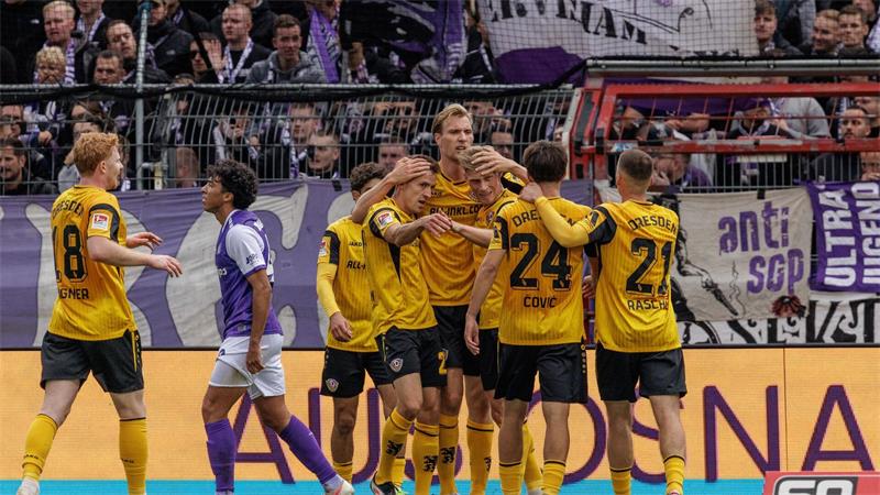 Die Dresdner Spieler feiern den Führungstreffer zum 1:0.