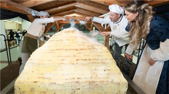 Die Dresdner Stollenbäcker haben ihren Riesenstollen zusammengesetzt.
