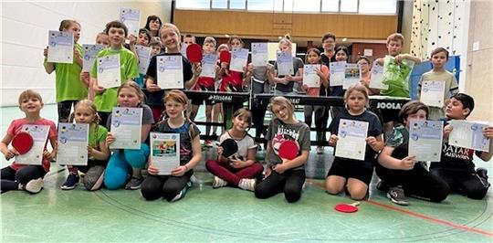Die Dritt- und Viertklässler und -klässerinnen der Wurmbergschule Braunlage erhalten für ihre Teilnahme am Rundlauf-Team-Cup der Tischtennis-Minis am Mittwoch in der Sporthalle des Schulzentrums eine Teilnahme-Urkunde. Foto: Privat