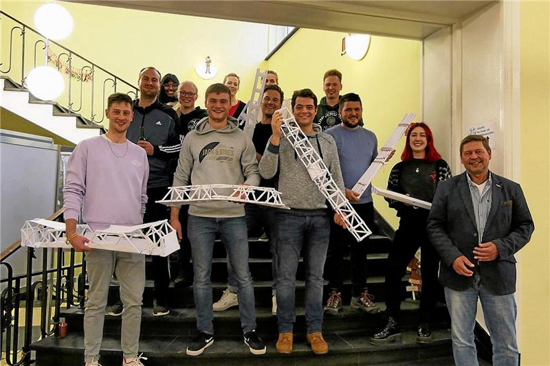 Angehende Ingenieure bauen Brücken aus Papier und Holz Die Drittsemester zeigen ihr Können beim Konstruieren der Klappbrücken. Foto: Institute of Geo-Engineering