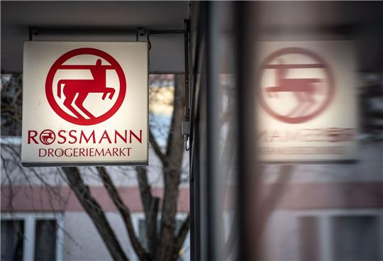 Die Drogeriemarktkette Rossmann hat im vergangenen Jahr deutlich zugelegt und einen Rekordumsatz verbucht.