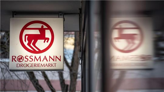 Die Drogeriemarktkette Rossmann will in diesem Jahr Hunderte Filialen neu eröffnen.