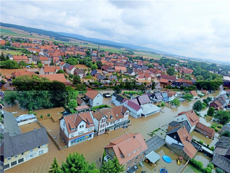 Die Drohnenaufnahme aus dem Jahr 2017 zeigt, was passieren kann, wenn in Rhüden die Nette über die Ufer tritt: Der gesamte Ortskern steht unter Wasser.  Foto: GZ-Archiv